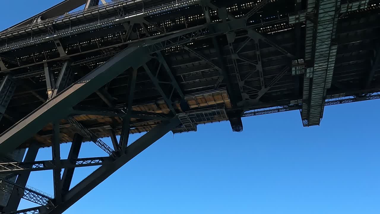 막대기 와  의 복잡 한 격자 는 다리 에 독특 한 실루 을 준다