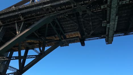 la intrincada red de vigas y vigas le da al puente una silueta distintiva