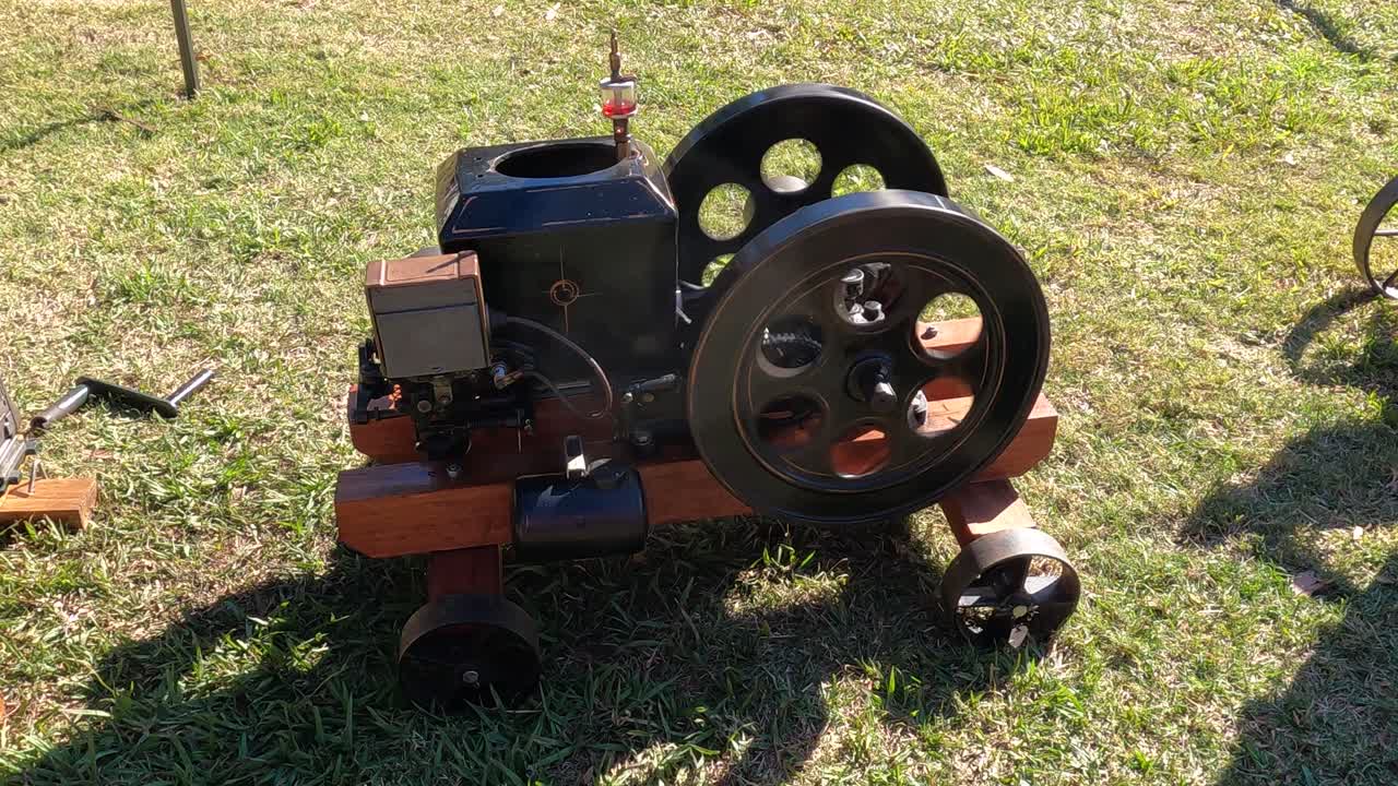 오래된 엔진이 잔디에서 야외에 전시되어 있습니다.