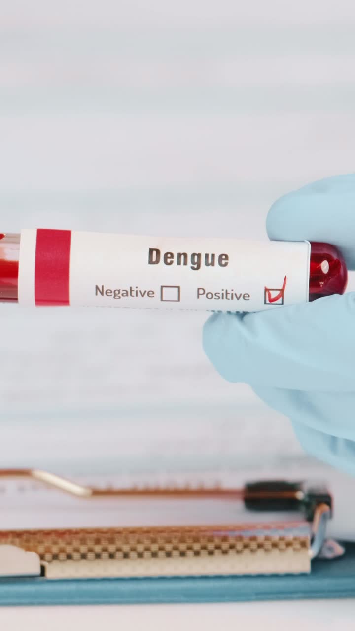 el médico muestra un resultado positivo del análisis de sangre de dengue en un entorno clínico
