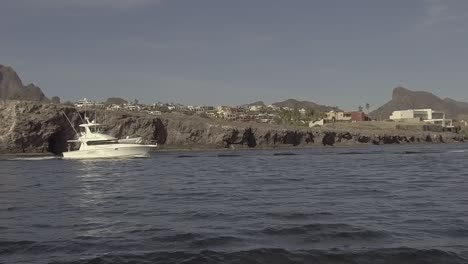 Toma-En-Cámara-Lenta-De-Un-Yate-Saliendo-De-San-Carlos-En-El-Mar-De-Cortés