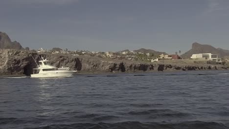 fotografía en cámara lenta del yate que sale de san carlos en el mar de cortez