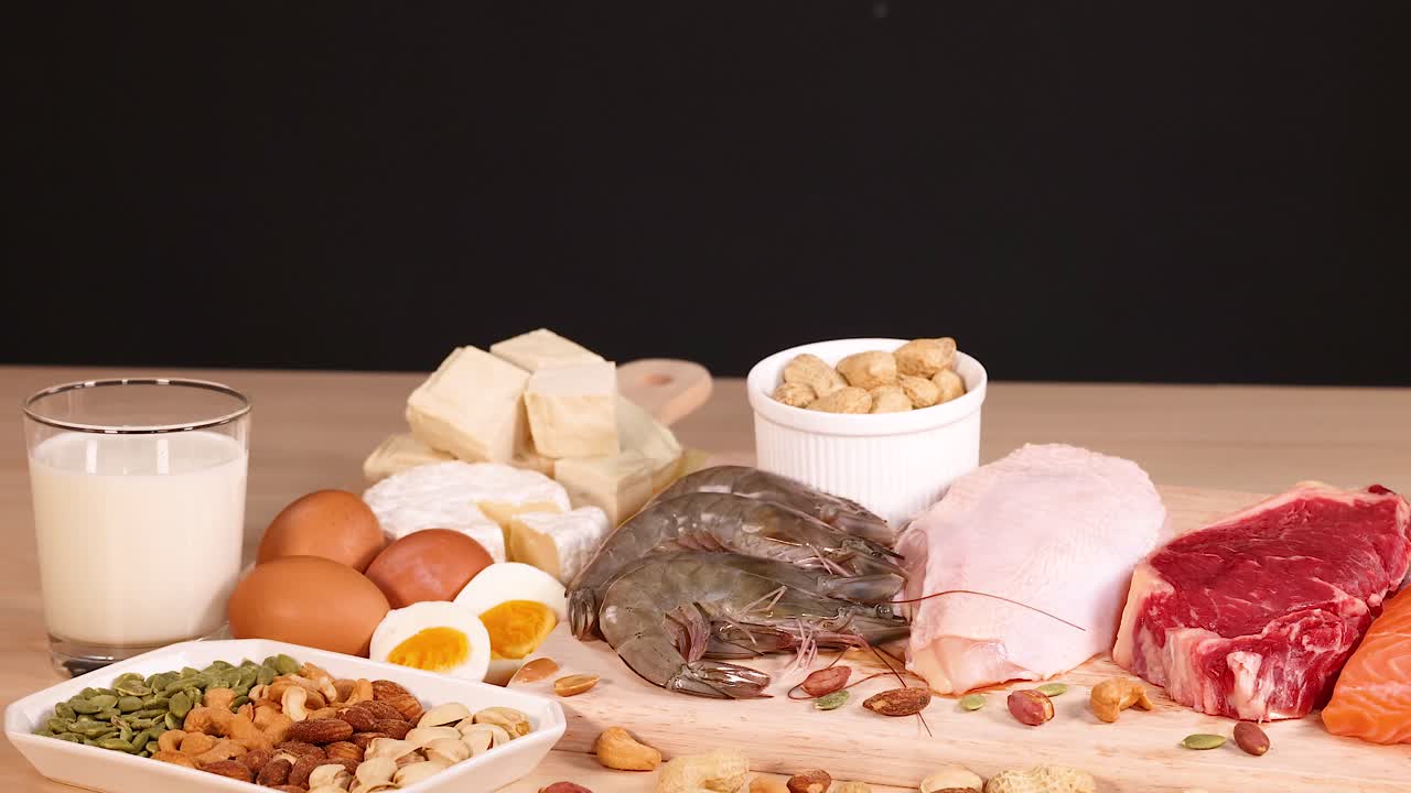 검은 배경에 대한 단백질 식품의 다양성