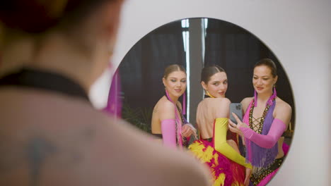 Bailarinas-Tomando-Una-Foto-Selfie-En-El-Espejo-Antes-Del-Espectáculo-De-Cabaret