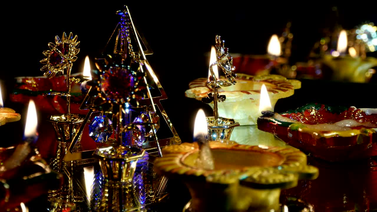 Deepak brucia nel buio. Deepawali