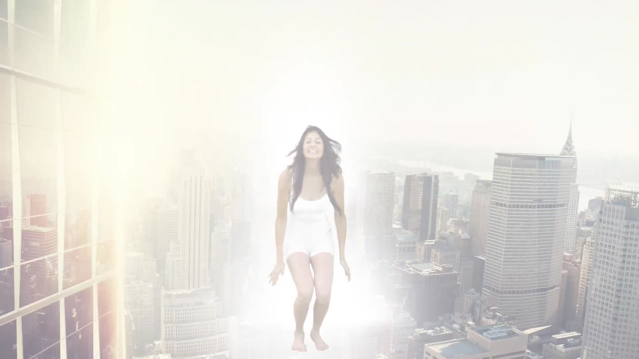 animación del paisaje urbano sobre una mujer biracial saltando con los brazos extendidos
