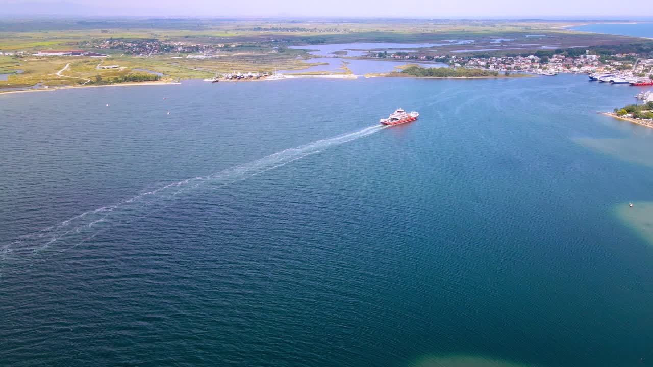 황금빛 모래가 있는 열대 해변 위의 공중 클립과 4k의 그리스 북부 케라모티, 카발라 지역에서 앞으로 이동하는 페리