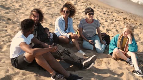 faulenzen glückliche freunde am strand