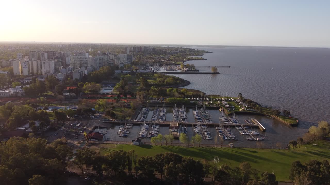 toma aérea de acercamiento al club deportivo de lujo en buenos aires durante la puesta de sol