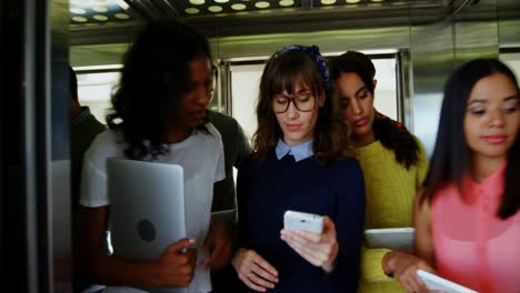 colegas de negocios interactuando entre sí 4k