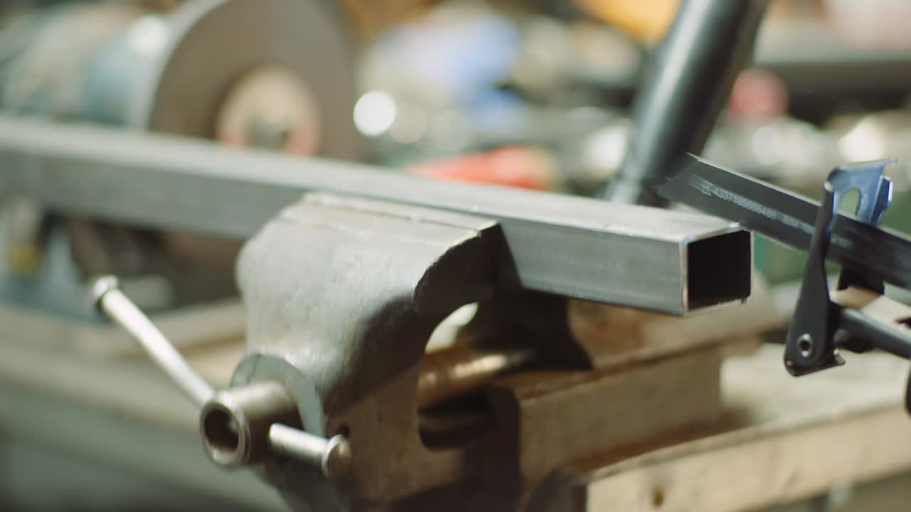 산업 노동자 금속 부품과 전기 자