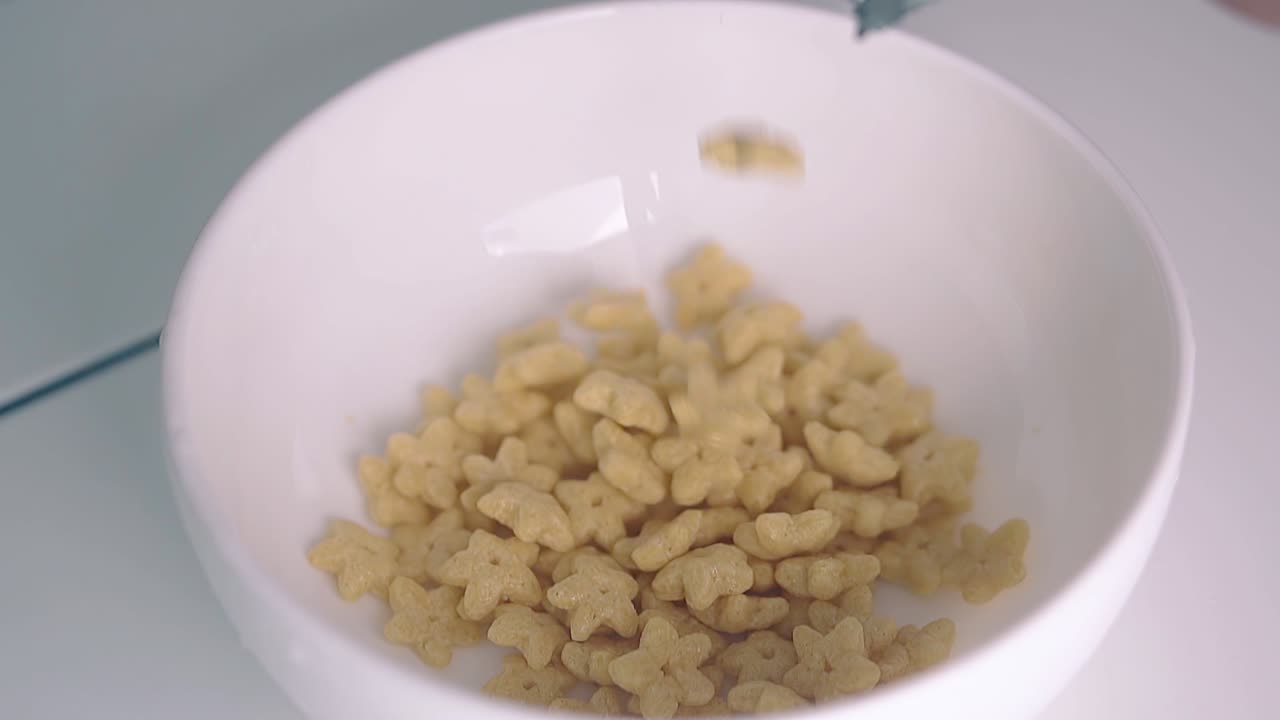 별 모양의  ⁇ 끔한 곡물이 패키지에서 떨어집니다.