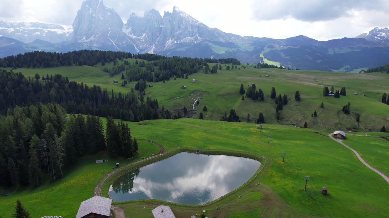 pequeño lago en el valle rural del alpe di siusi en el parque nacional de los dolomitas, italia