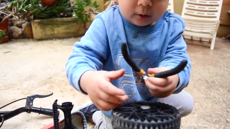 Un-Niño-Lindo-Y-Encantador-Jugando-Al-Reparador-Con-Su-Bicicleta