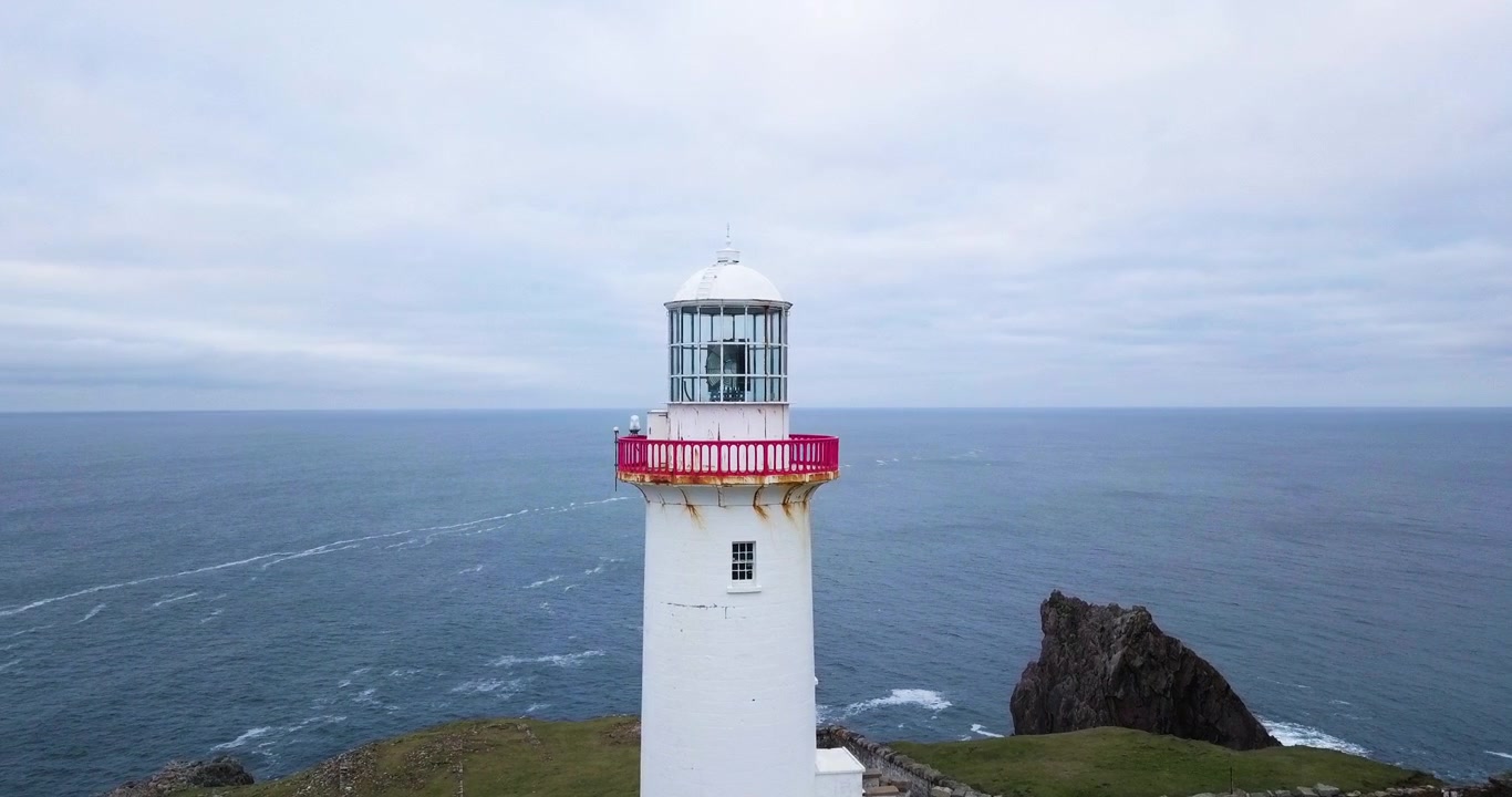 Ripresa Aerea che Gira Intorno a un Faro Spento Durante il Giorno su Árainn Mhór