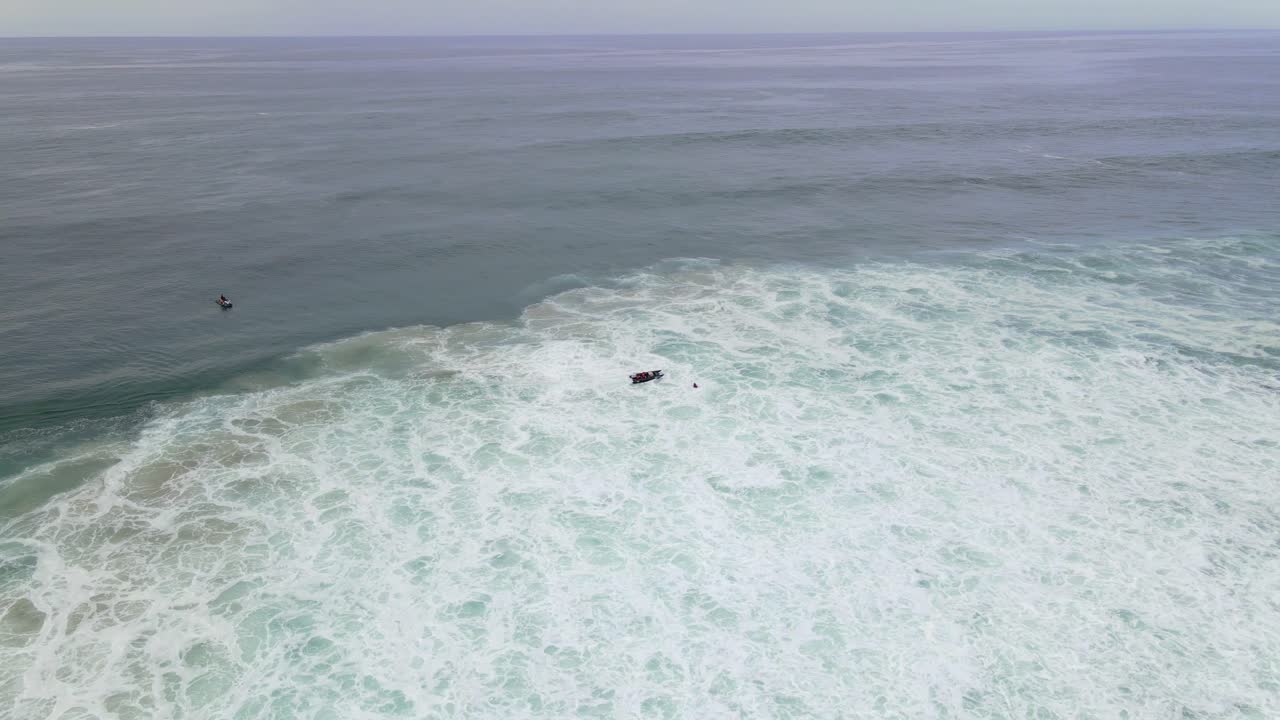 거품 바닷물 위의 수중익선 - 스케나스 헤드의 샤프 해변 - 뉴 사우스 웨일즈, 호주 - 공중 드론