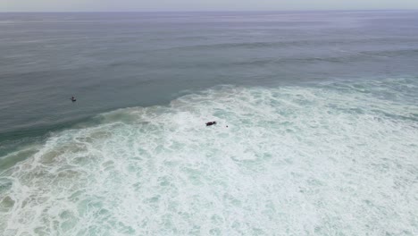 Tragflügelboot-Auf-Schäumendem-Meerwasser---Sharpes-Beach-In-Skennars-Head---NSW,-Australien---Luftdrohne