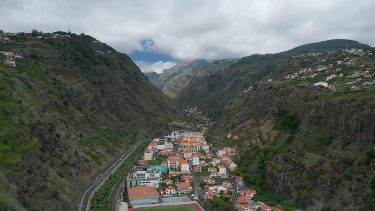 antena de la ciudad del valle ribeira brava en la isla volcánica de madeira