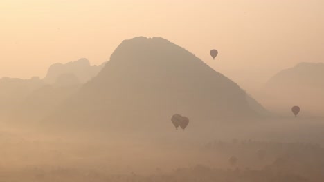 Globos-Aerostáticos-Al-Amanecer-En-El-Valle-Brumoso-De-Vang-Vieng,-La-Capital-De-Aventuras-De-Laos