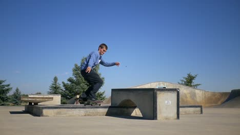 Tailslide-360-Auf-Einem-Skateboard-Im-Skatepark