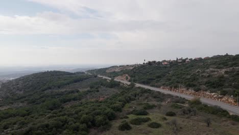 Vista-Aérea-De-Una-Carretera-Vacía-Del-Paisaje-En-Israel,-Katzir,-Luz-Del-Sol