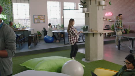 jóvenes empresarios trabajando en oficinas modernas y vibrantes, haciendo lluvia de ideas, disfrutando de la comunicación creativa, compartiendo ideas en el lugar de trabajo, estudiantes profesionales colaborando juntos.