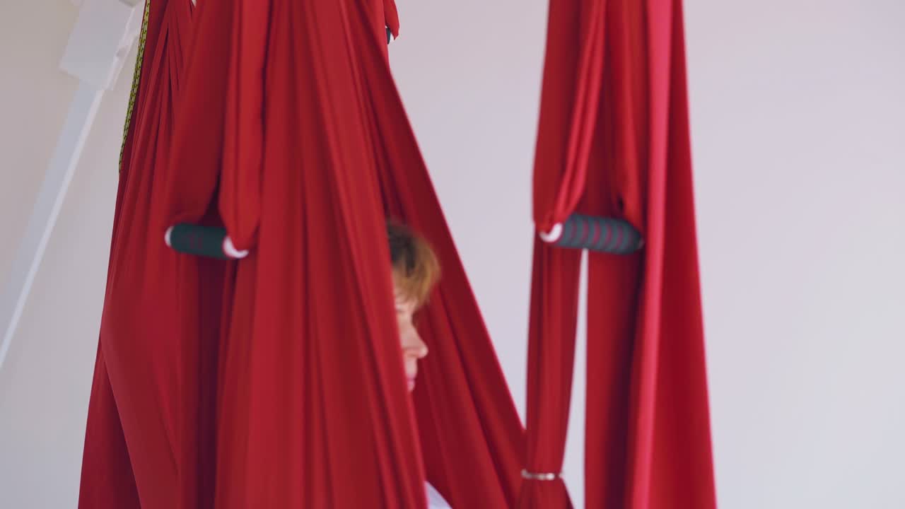 집중된 명상 그룹은 나비 자세로 앉습니다.