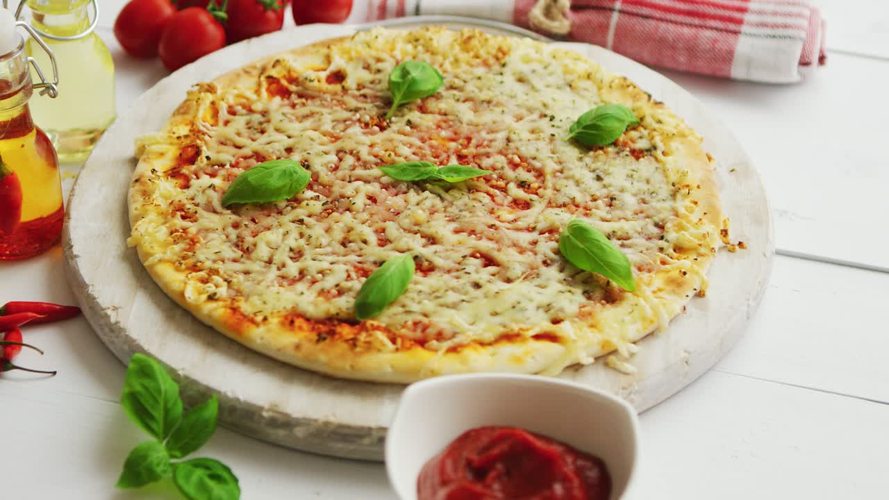 측면에서 찍은 나무 테이블에 맛있는 이탈리아 피자 제공