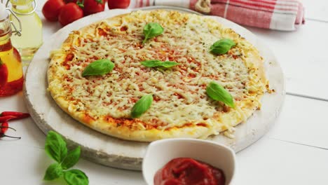 deliciosa pizza italiana servida en una mesa de madera tomada desde un lado