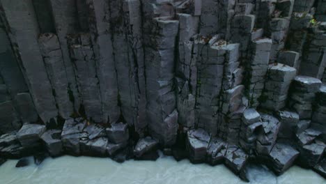 aerial: cañón del río studlagil detalle de las columnas de basalto en el noreste de islandia