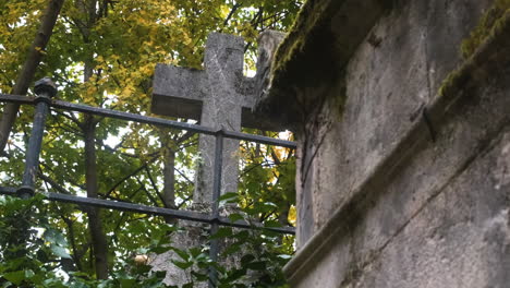 una antigua cruz de piedra en el cementerio pere lachaise