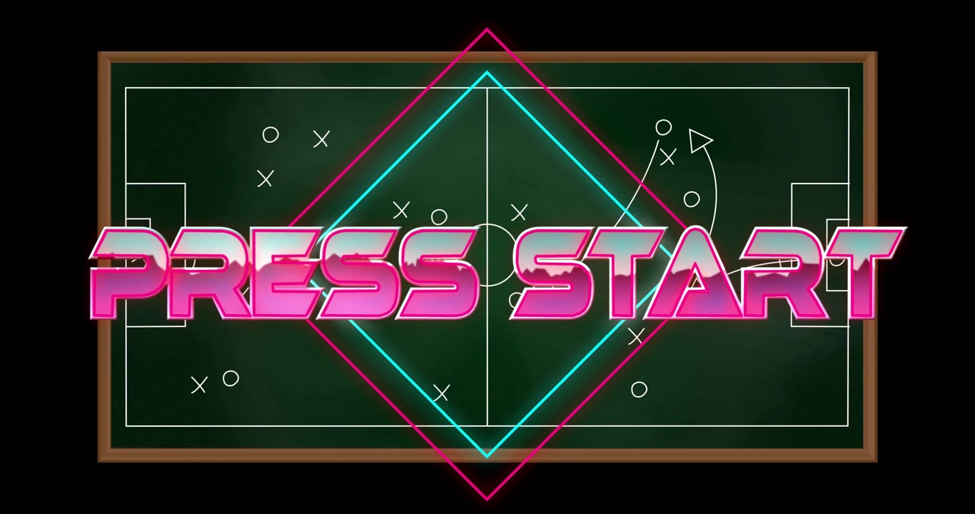 Animazione testuale "Press Start" su una lavagna strategica da calcio con forme al neon