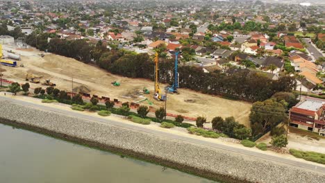 Vista-Aérea-Giratoria-De-La-Construcción-De-La-Costa-Y-Maquinaria-Pesada