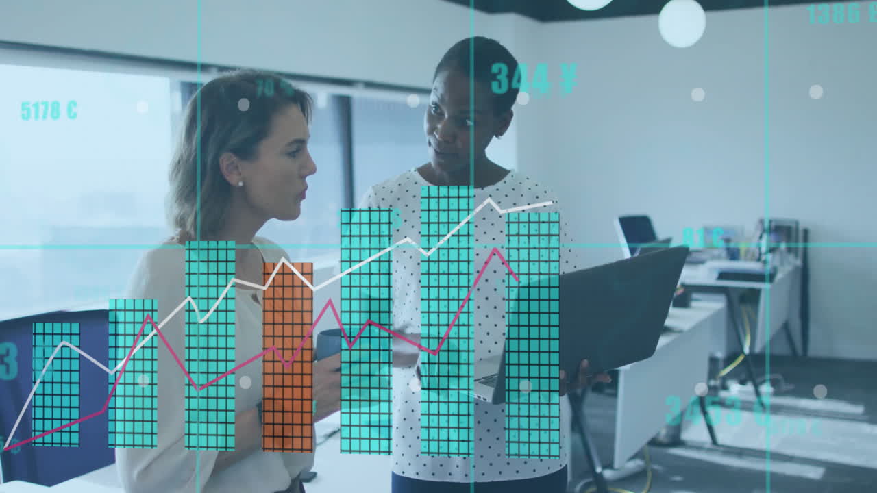 animación del procesamiento de datos financieros sobre diversos colegas que discuten el trabajo en la oficina