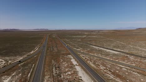 Luftaufnahme-Der-Autobahn-Von-Bonneville-Nach-Salt-Flats-In-Utah,-USA