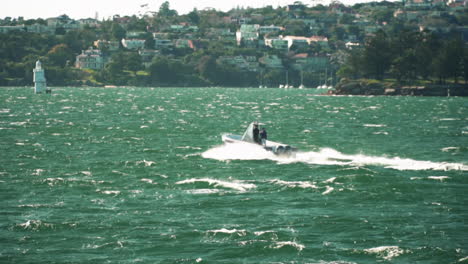 Kleines-Freizeit-Schnellboot,-Das-Durch-Unruhiges-Wasser-In-Der-Bucht-Fährt,-Zeitlupe