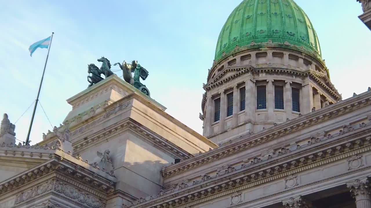 Edificio del Congreso, toma de establecimiento. Bandera Nacional Argentina, ángulo bajo del edificio gubernamental. Detalles en la ciudad de Buenos Aires.