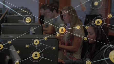 animación de la red de iconos de perfil sobre diversos colegas de oficina que utilizan la computadora en la oficina