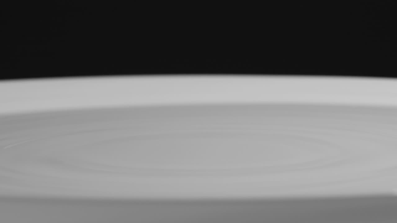 movimiento lento goteando gota de agua macro vista de bucle