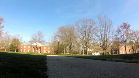 un día soleado en el campus de la universidad