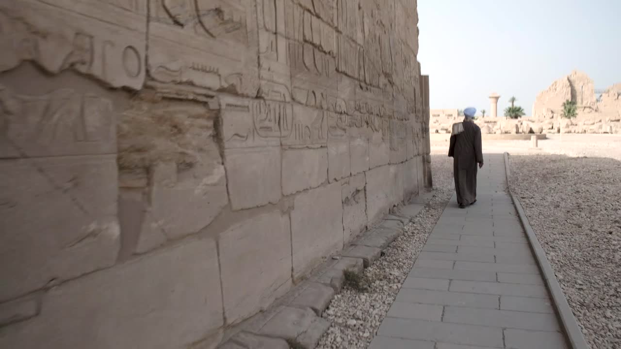 árabe, hombre, ambulante, alrededor, karnak, templo, en, ropa tradicional, luxor, egipto