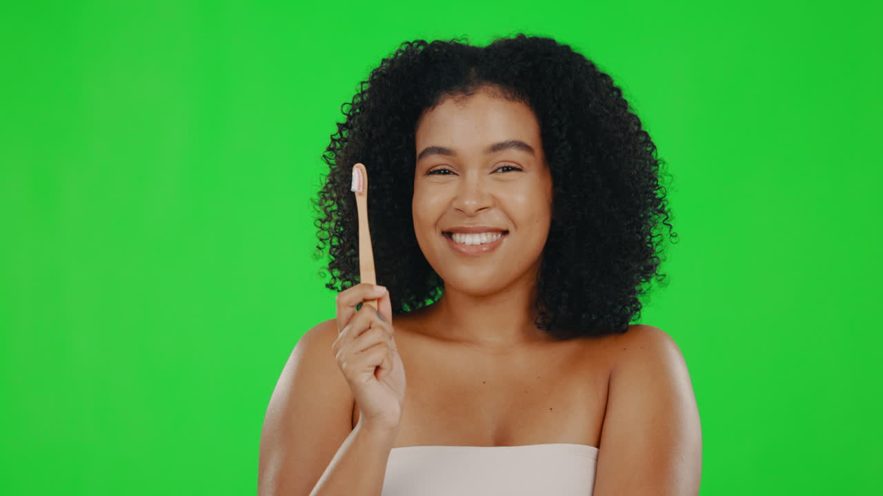 mujer con sonrisa en la pantalla verde