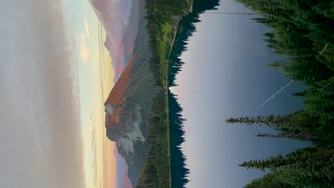 video vertical, monte rainier y el lago cumbre toma cinematográfica puesta de sol, tahobet es un gran estratovolcán activo en la cordillera de las cascadas, ubicado en el parque nacional de monte rainier