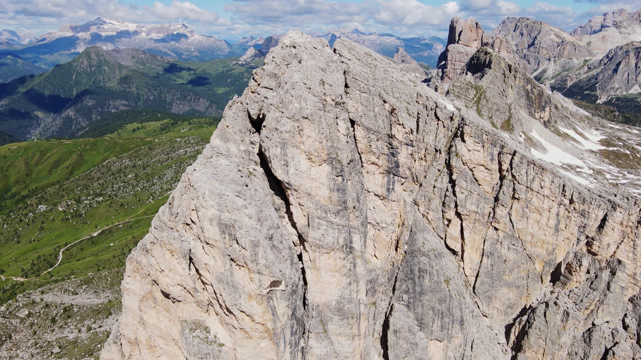 Prospettiva aerea con drone della frastagliata formazione La Gusela sopra il Passo di Giau, Alpi italiane