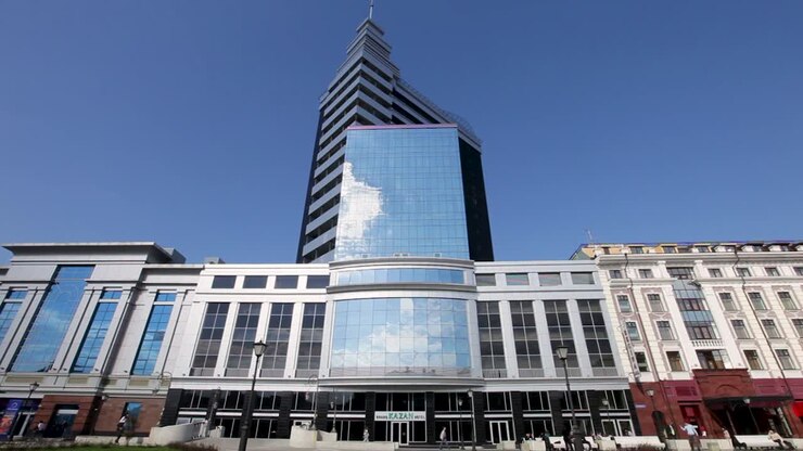 Edificio moderno in ambiente urbano