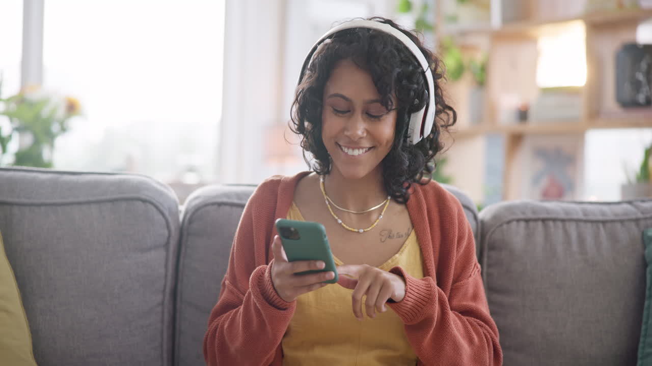 Casa, smartphone o donna con le cuffie