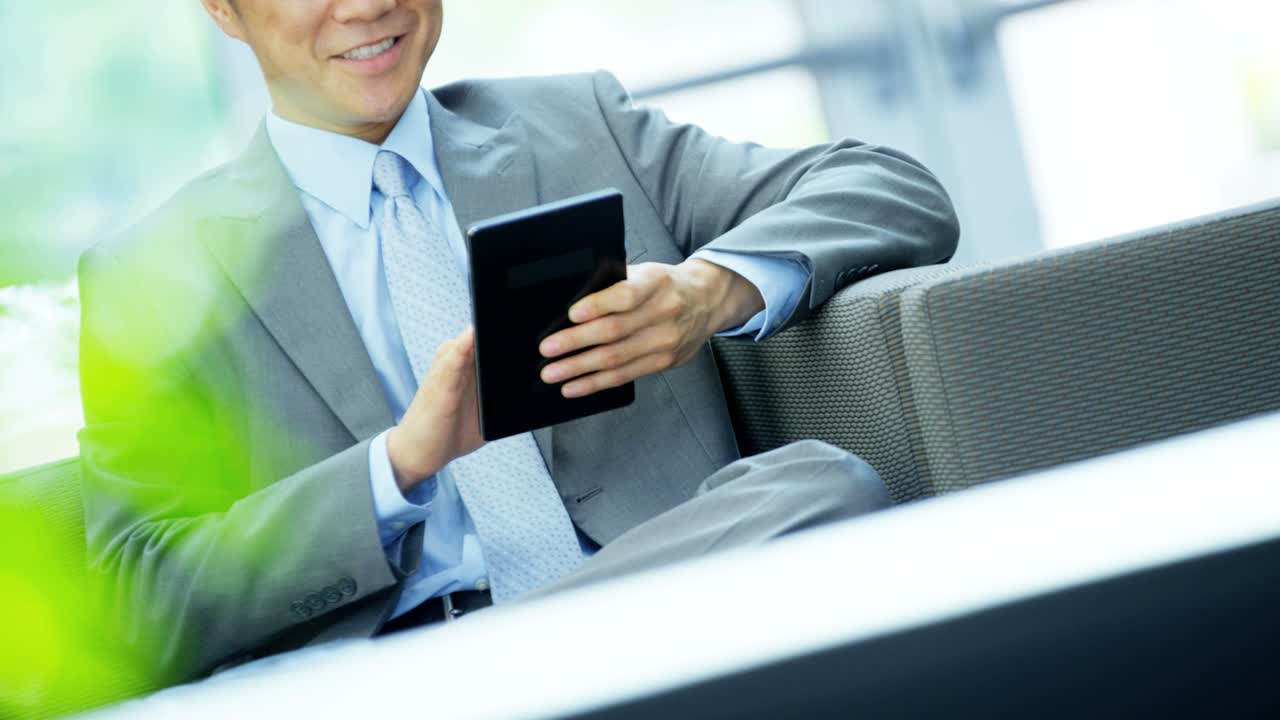 아시아 도시 광고 매니저가 터치 스크린 태블릿을 사용합니다.