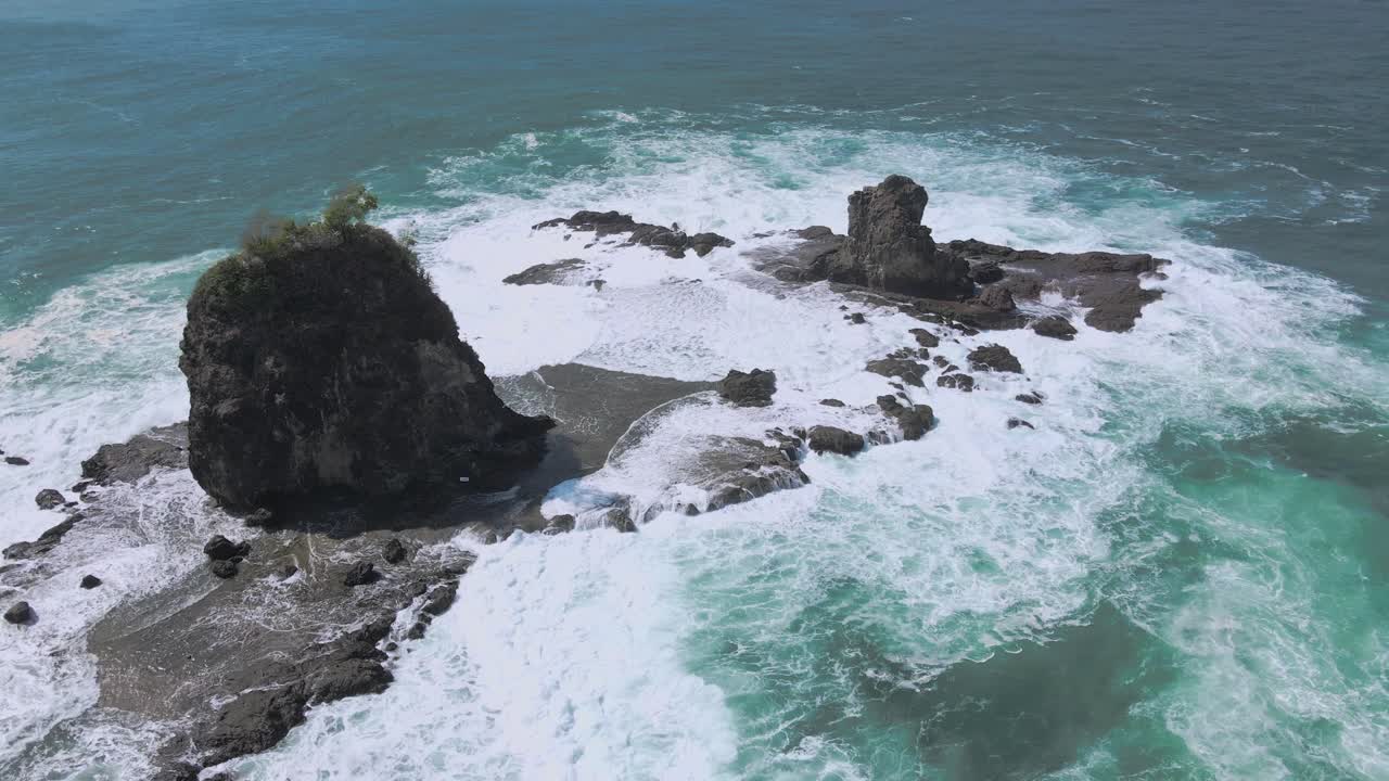 vista aérea de 2 corales de roca en la playa que fueron golpeados por las olas del mar
