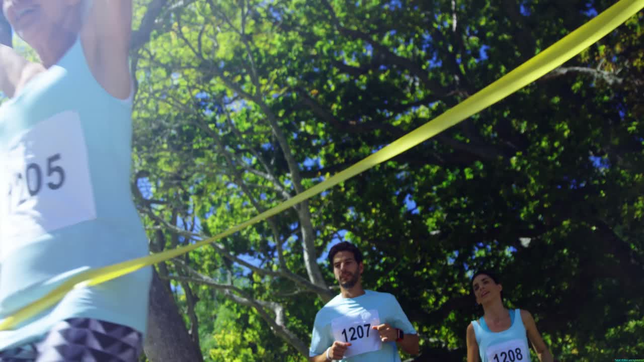 4k 마라톤 경주 에서 우승 한 여자 운동 선수