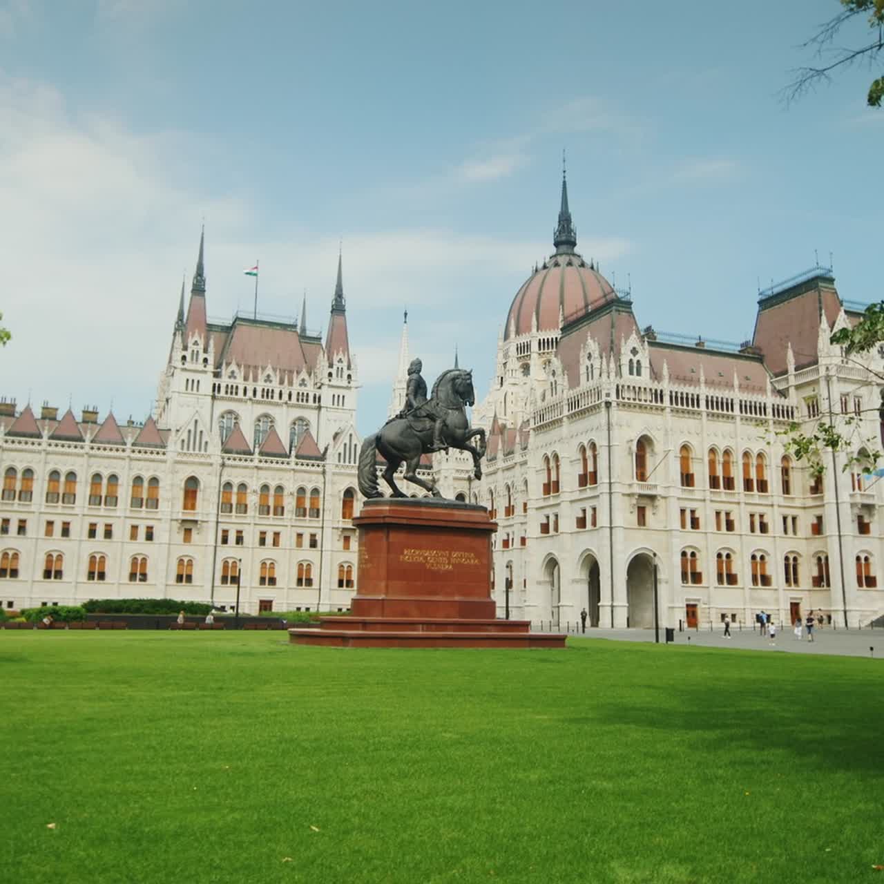 부다페스트에 있는 헝가리 의회 건물 - 아름다운 잔디밭이 있는 안뜰